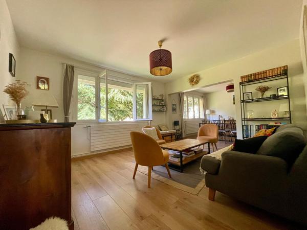 Rond point de paris - Bel appartement alliant luminosité et convivialité. Salon-séjour, trois chambres, cave et parking en sous sol