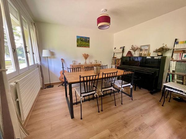 Rond point de paris - Bel appartement alliant luminosité et convivialité. Salon-séjour, trois chambres, cave et parking en sous sol