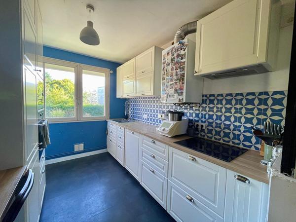 Rond point de paris - Bel appartement alliant luminosité et convivialité. Salon-séjour, trois chambres, cave et parking en sous sol