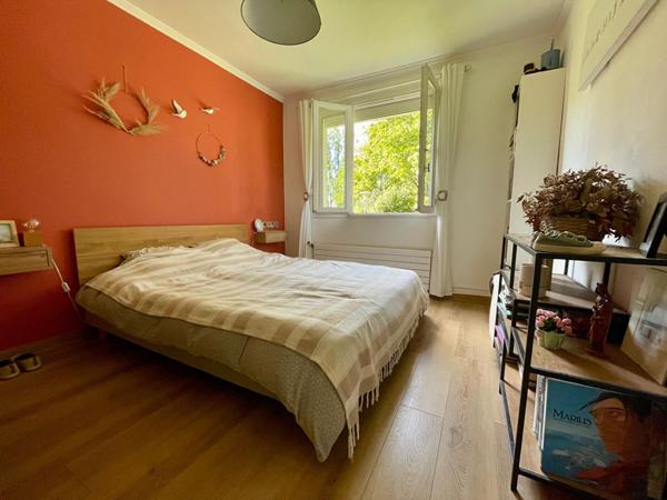 Rond point de paris - Bel appartement alliant luminosité et convivialité. Salon-séjour, trois chambres, cave et parking en sous sol