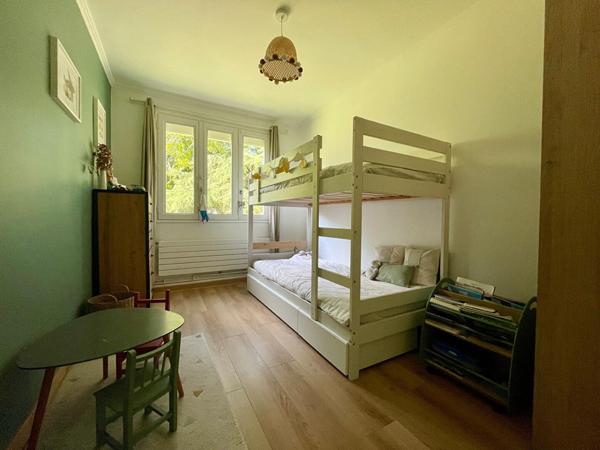 Rond point de paris - Bel appartement alliant luminosité et convivialité. Salon-séjour, trois chambres, cave et parking en sous sol