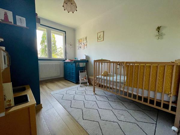 Rond point de paris - Bel appartement alliant luminosité et convivialité. Salon-séjour, trois chambres, cave et parking en sous sol