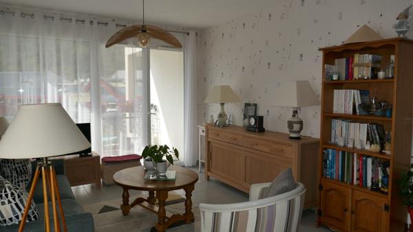 FAVERGES. APPARTEMENT 3 PIECES AVEC CAVE, GARAGE ET PLACE DE STATIONNEMENT