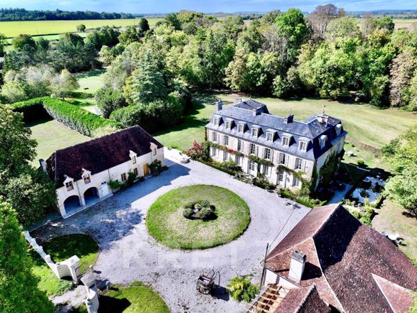 Elégant château du  XVIIIe, dépendances restaurées, 10ha Parc et Forêt