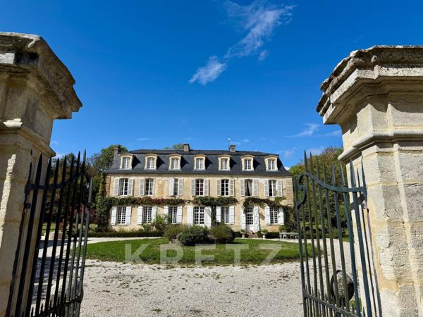 Elégant château du  XVIIIe, dépendances restaurées, 10ha Parc et Forêt