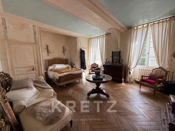 Elégant château du  XVIIIe, dépendances restaurées, 10ha Parc et Forêt