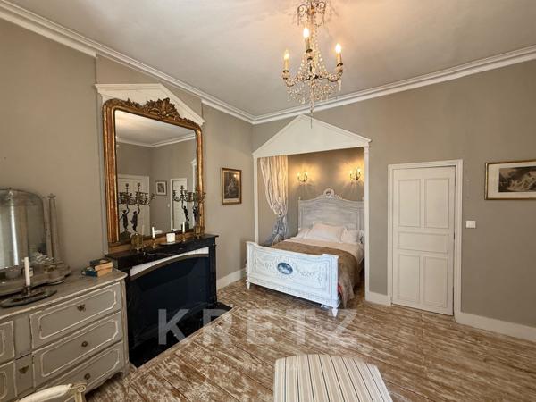 Elégant château du  XVIIIe, dépendances restaurées, 10ha Parc et Forêt