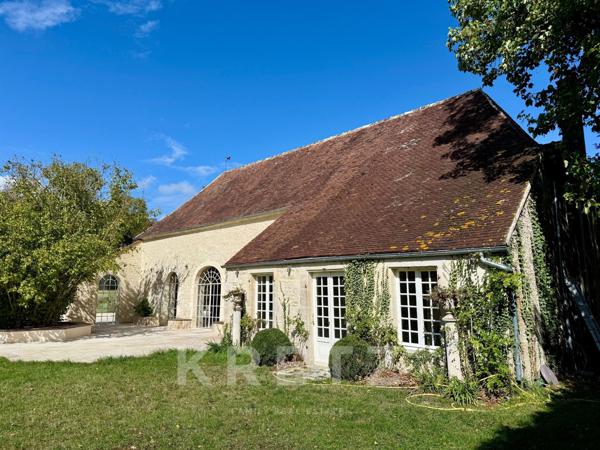 Elégant château du  XVIIIe, dépendances restaurées, 10ha Parc et Forêt
