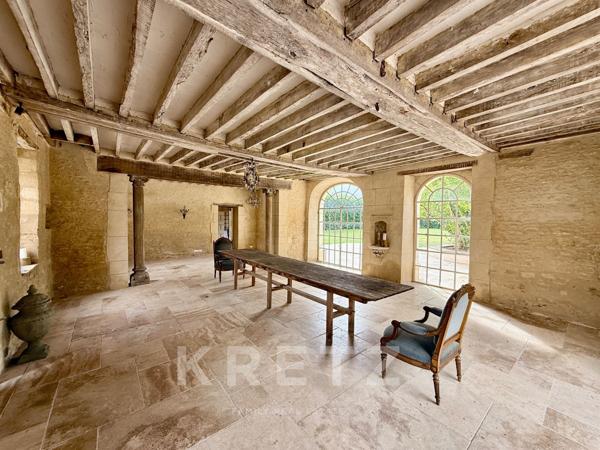 Elégant château du  XVIIIe, dépendances restaurées, 10ha Parc et Forêt