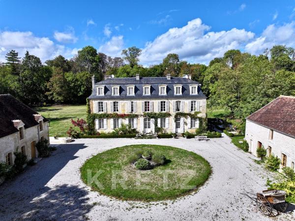 Elégant château du  XVIIIe, dépendances restaurées, 10ha Parc et Forêt