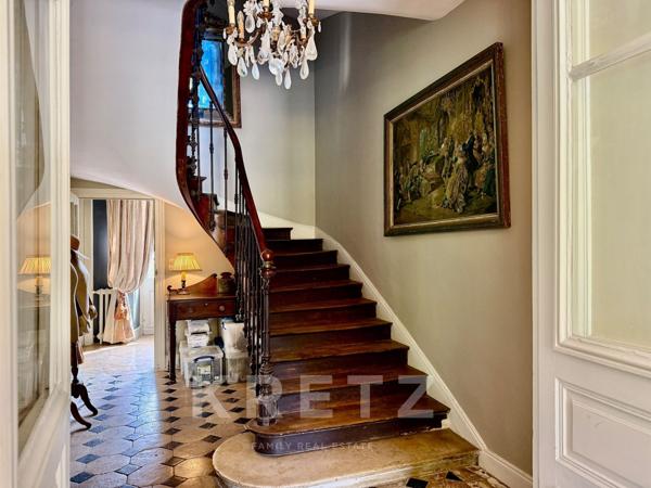 Elégant château du  XVIIIe, dépendances restaurées, 10ha Parc et Forêt