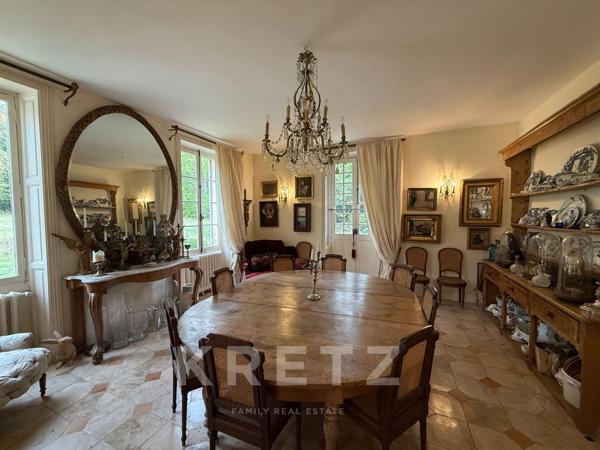 Elégant château du  XVIIIe, dépendances restaurées, 10ha Parc et Forêt