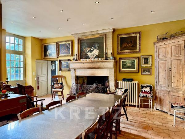 Elégant château du  XVIIIe, dépendances restaurées, 10ha Parc et Forêt