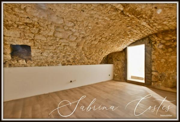 🏡 À VENDRE – MAISON ATYPIQUE RÉNOVÉE AVEC TERRASSE & CAVE VOÛTÉE – FRENEUSE (78) 200 m² habitables – 4/5 chambres – Vue dégagée – Garage – Jardin clos