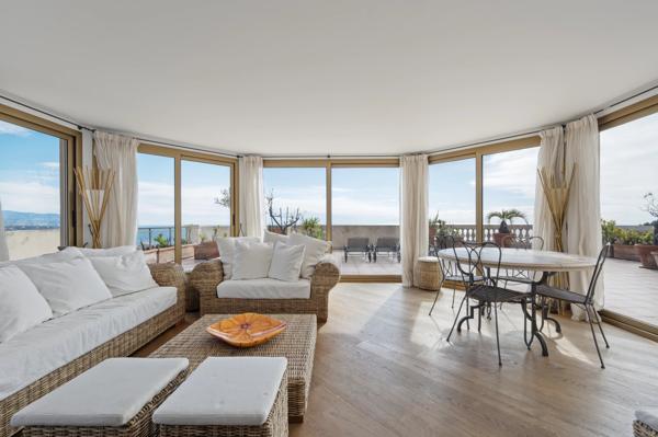 Magnifique penthouse proche de Monaco