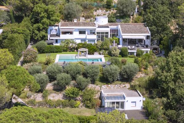 Spacieuse propriété dans un domaine privé.
