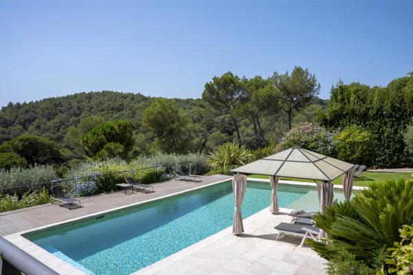 Spacieuse propriété dans un domaine privé.