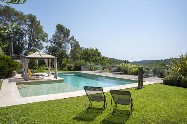 Spacieuse propriété dans un domaine privé.