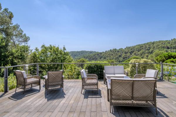 Spacieuse propriété dans un domaine privé.