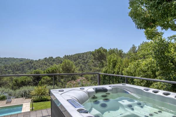 Spacieuse propriété dans un domaine privé.
