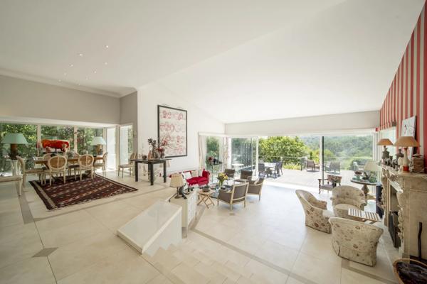 Spacieuse propriété dans un domaine privé.
