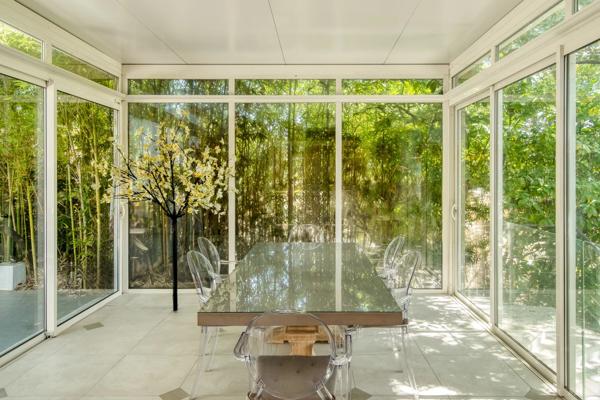 Spacieuse propriété dans un domaine privé.