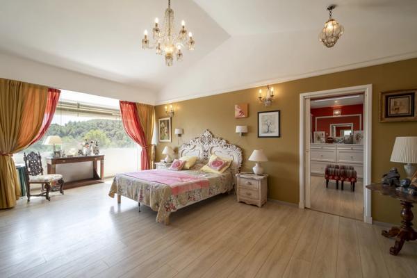 Spacieuse propriété dans un domaine privé.