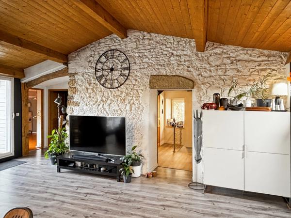 Maison en pierre avec terrasse, cour intérieure et grand sous-sol – Vertaizon