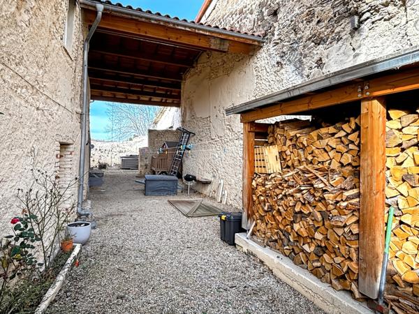 Maison en pierre avec terrasse, cour intérieure et grand sous-sol – Vertaizon