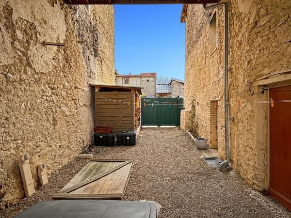 Maison en pierre avec terrasse, cour intérieure et grand sous-sol – Vertaizon