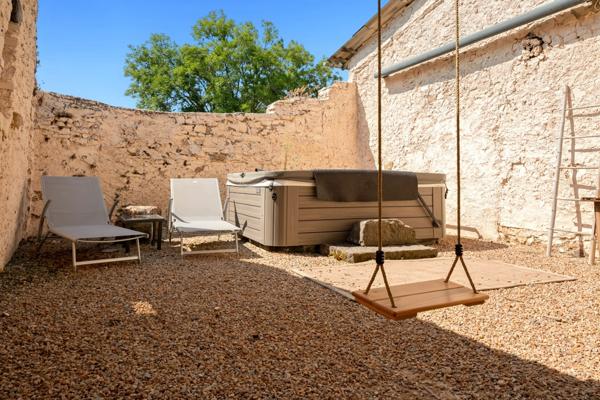 Maison en pierre avec terrasse, cour intérieure et grand sous-sol – Vertaizon