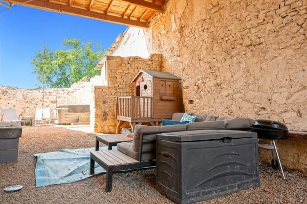 Maison en pierre avec terrasse, cour intérieure et grand sous-sol – Vertaizon