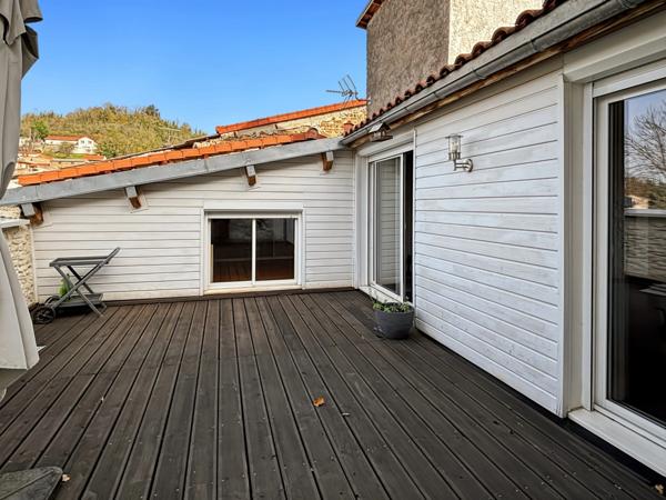 Maison en pierre avec terrasse, cour intérieure et grand sous-sol – Vertaizon