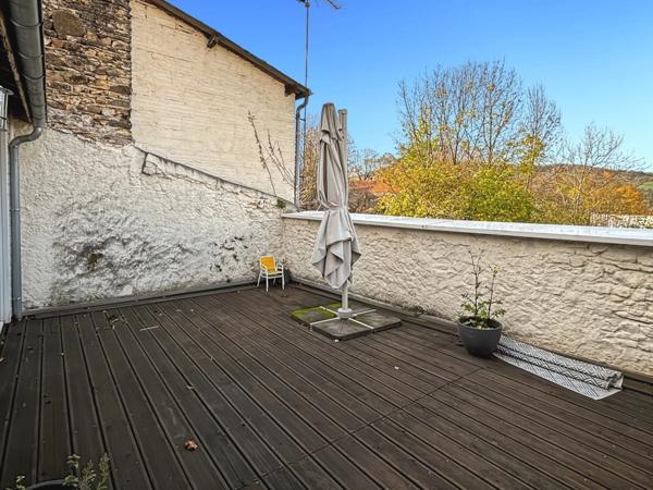 Maison en pierre avec terrasse, cour intérieure et grand sous-sol – Vertaizon