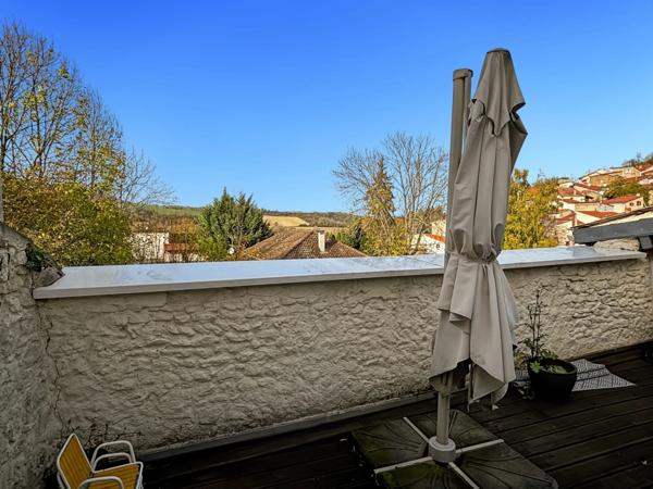 Maison en pierre avec terrasse, cour intérieure et grand sous-sol – Vertaizon