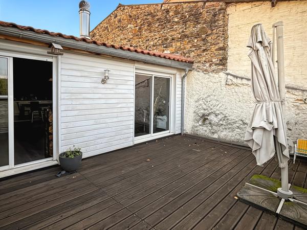 Maison en pierre avec terrasse, cour intérieure et grand sous-sol – Vertaizon