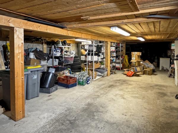 Maison en pierre avec terrasse, cour intérieure et grand sous-sol – Vertaizon