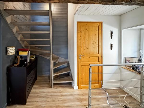 Maison en pierre avec terrasse, cour intérieure et grand sous-sol – Vertaizon