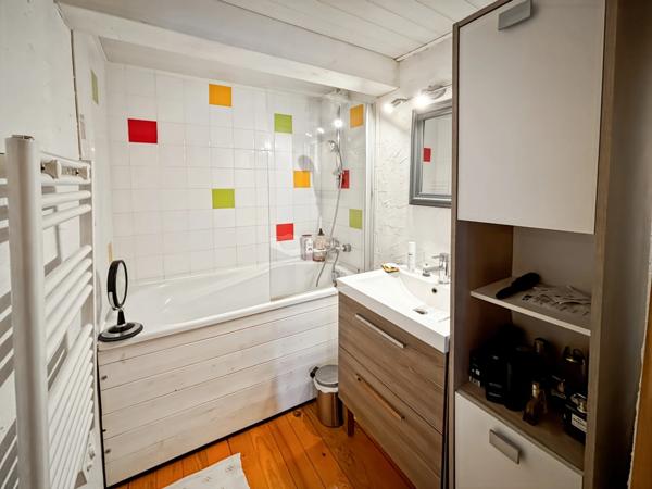 Maison en pierre avec terrasse, cour intérieure et grand sous-sol – Vertaizon