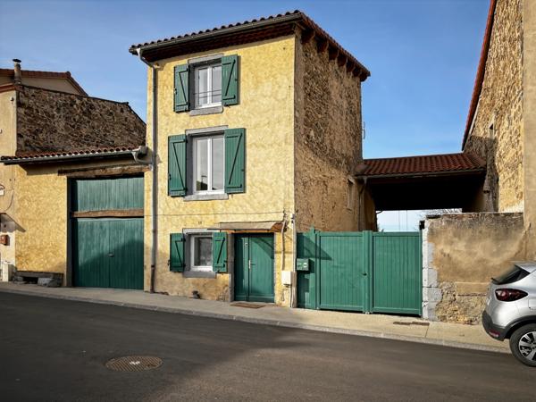 Maison en pierre avec terrasse, cour intérieure et grand sous-sol – Vertaizon