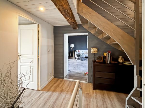 Maison en pierre avec terrasse, cour intérieure et grand sous-sol – Vertaizon