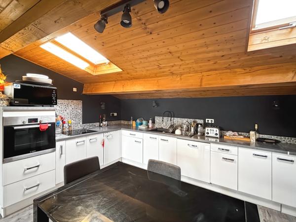 Maison en pierre avec terrasse, cour intérieure et grand sous-sol – Vertaizon