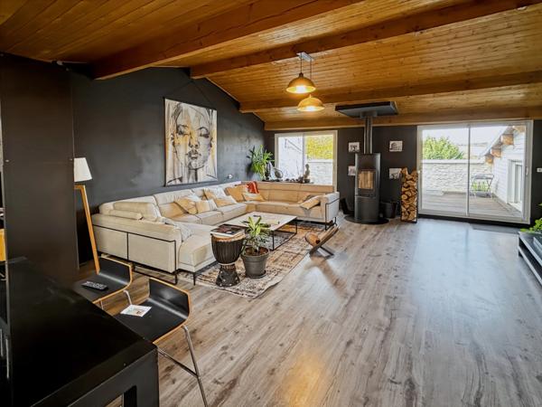 Maison en pierre avec terrasse, cour intérieure et grand sous-sol – Vertaizon