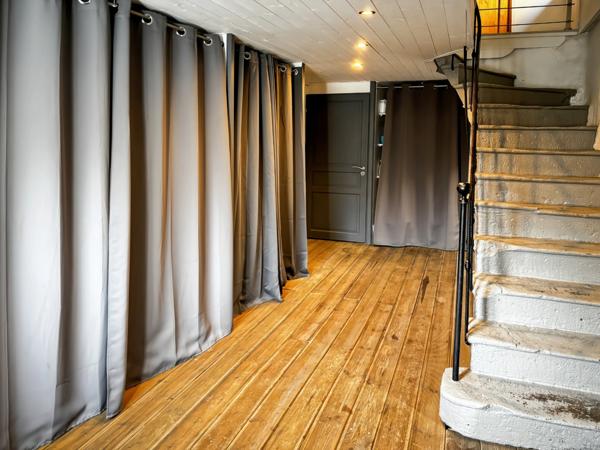 Maison en pierre avec terrasse, cour intérieure et grand sous-sol – Vertaizon