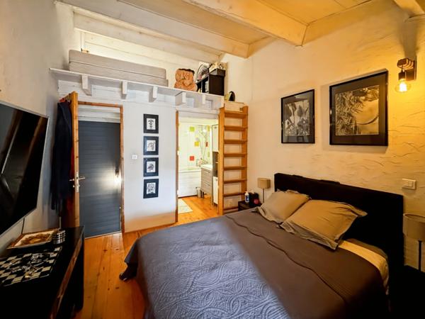 Maison en pierre avec terrasse, cour intérieure et grand sous-sol – Vertaizon