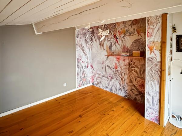 Maison en pierre avec terrasse, cour intérieure et grand sous-sol – Vertaizon