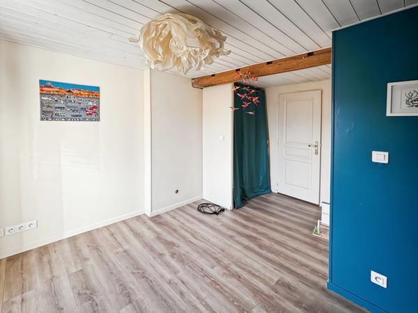 Maison en pierre avec terrasse, cour intérieure et grand sous-sol – Vertaizon