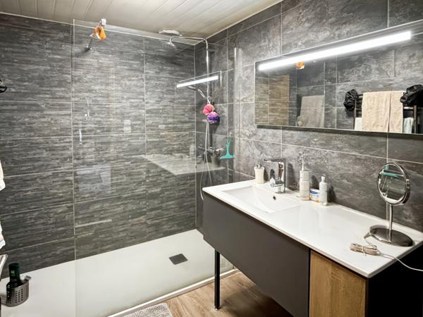 Maison en pierre avec terrasse, cour intérieure et grand sous-sol – Vertaizon