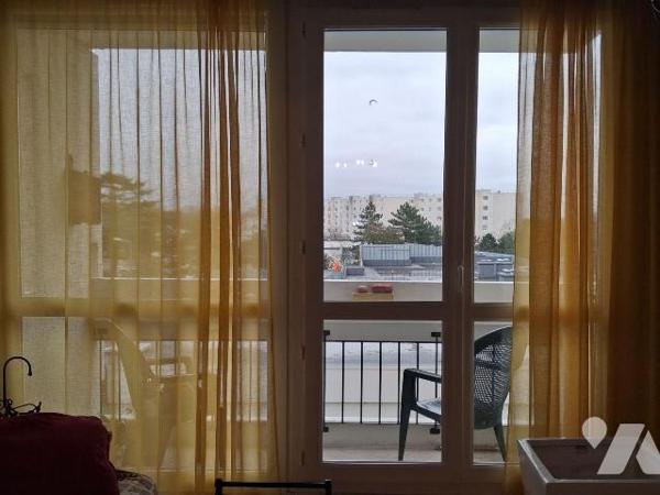 INVESTISSEMENT LOCATIF - A vendre un appartement situé au 3e étage de type T3. Cave et garage.