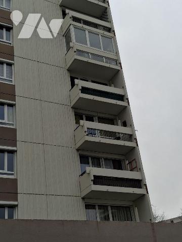 INVESTISSEMENT LOCATIF - A vendre un appartement situé au 3e étage de type T3. Cave et garage.